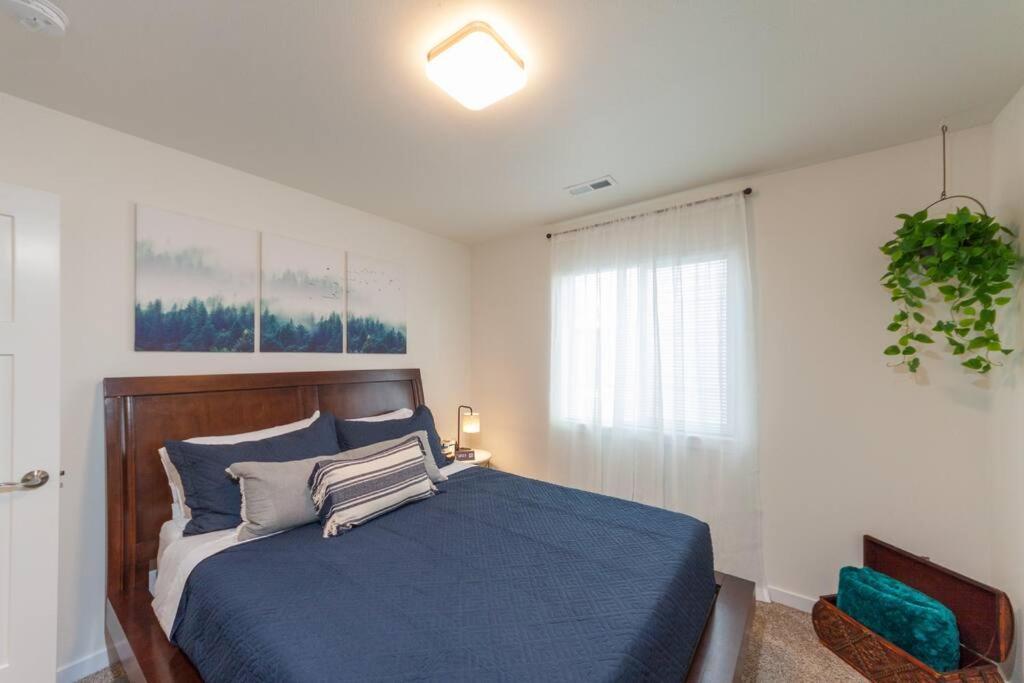 Modern Decor & Style King Bed Wifi With Garage Villa Spokane Ngoại thất bức ảnh